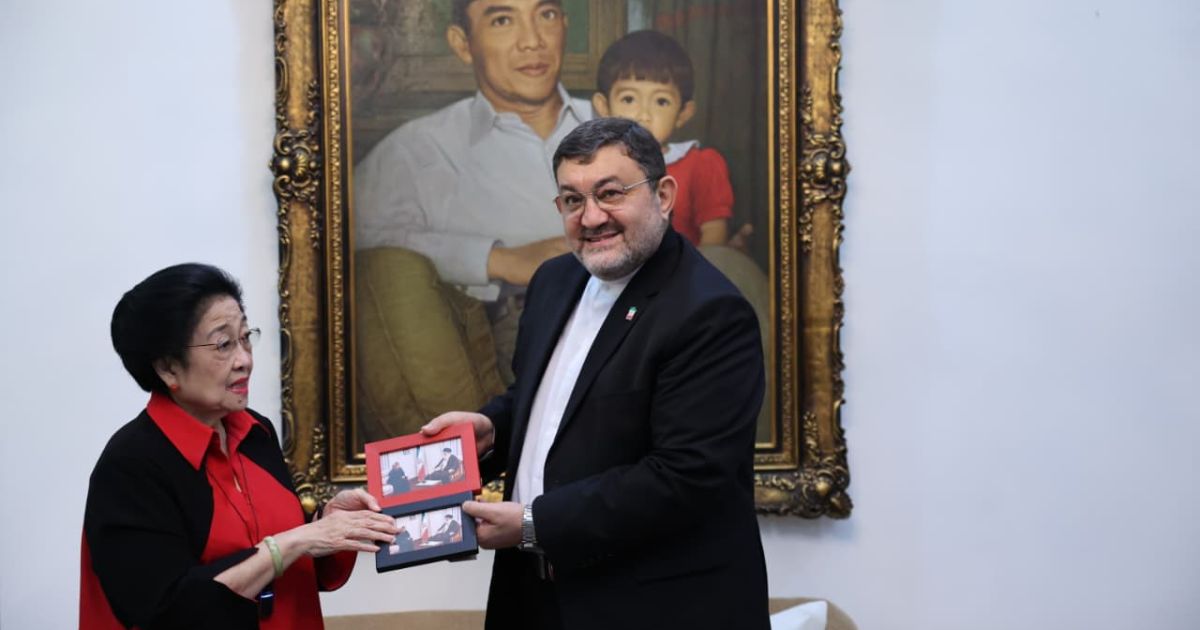 Indonesia's 5th President Megawati Soekarnoputri (left) met Iranian Ambassador to Indonesia Mohammad Boroujerdi at her residence on Tuesday, 10 March 2026 (Photos/PDIP)